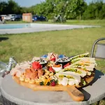 Casolara Apartments, & Glamping * Castello di Serravalle