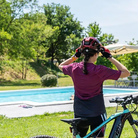 Apartment Casolara Apartments, & Glamping Castello di Serravalle