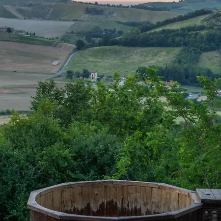 Casolara Apartments, & Glamping Apartment Castello di Serravalle