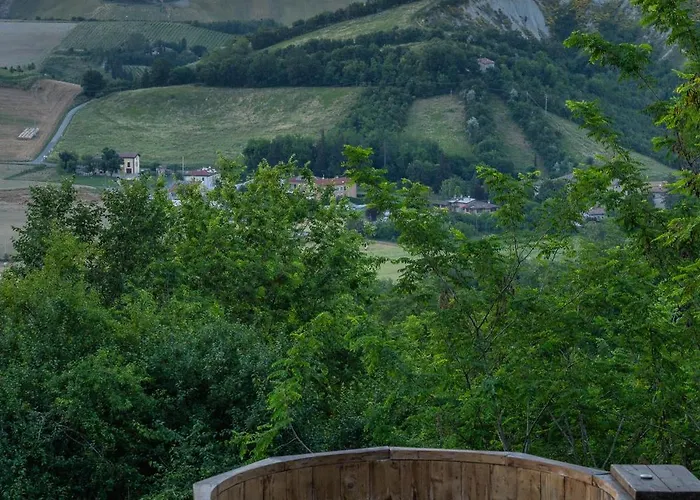 Casolara Apartments, & Glamping * Castello di Serravalle