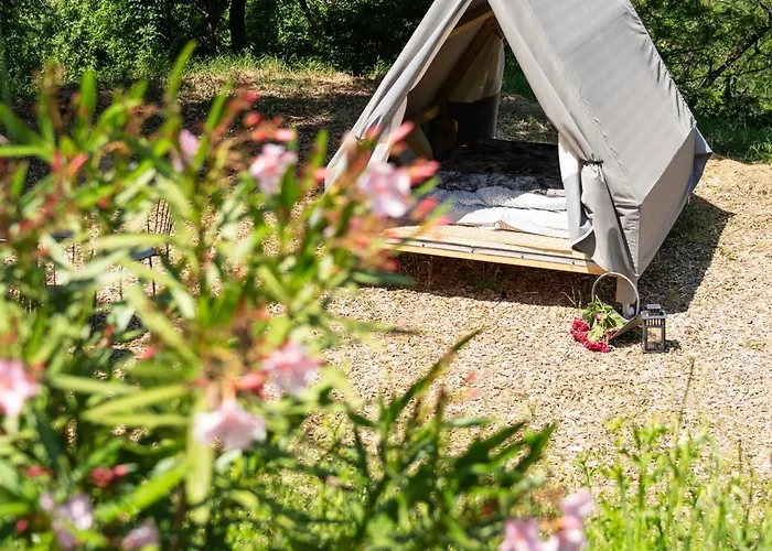 Casolara Apartments, & Glamping * Castello di Serravalle